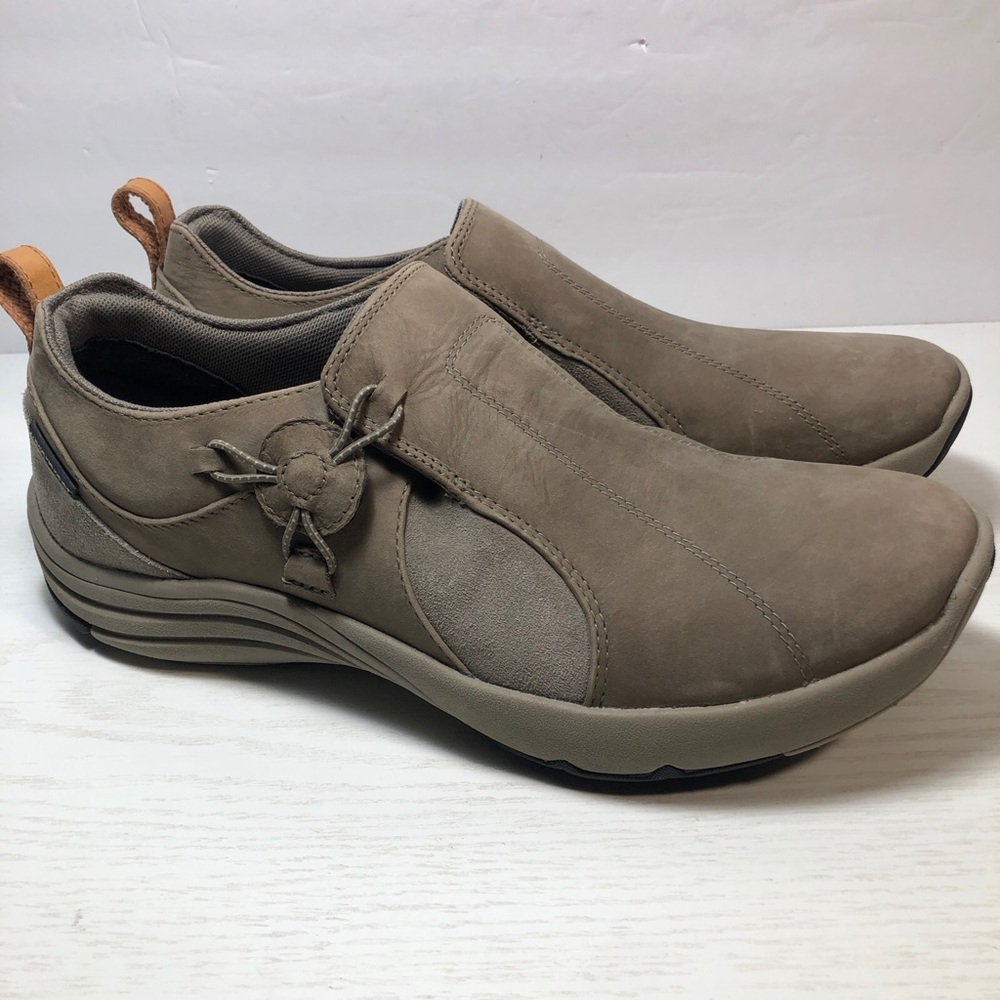 Clarks Wave Walk Shoes Womens Size 10M Tan Suede Waterproof Comfort Slip On